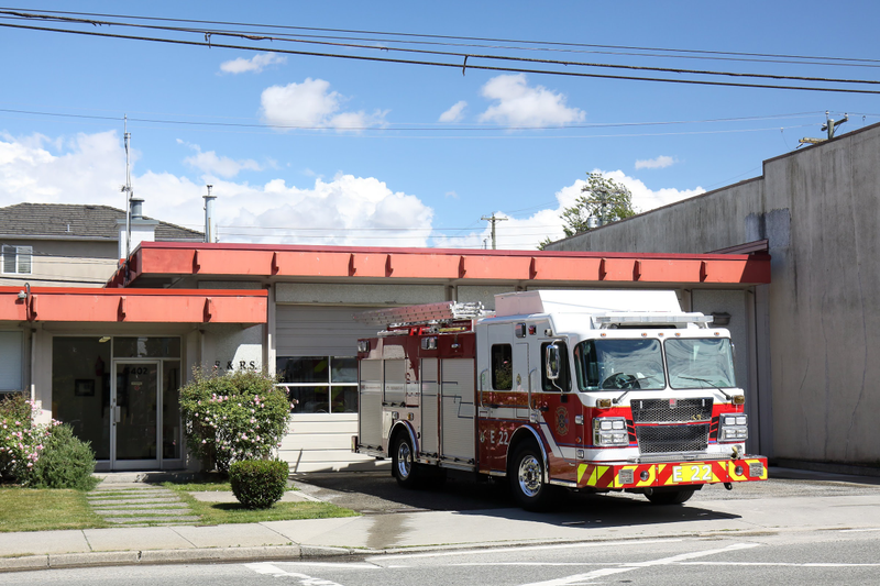 Vancouver Fire & Rescue Services Fire Hall 20 vs. Engine 22 (2016 Spartan Gladiator Sirius LFD / Smeal)